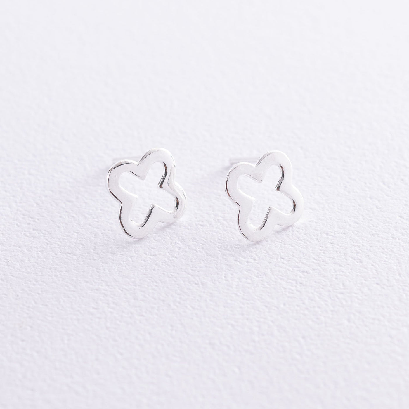 Silver clover stud earring