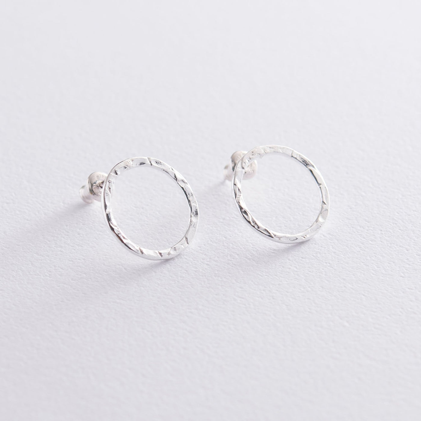 Silver shimmering earrings (1.6 cm)