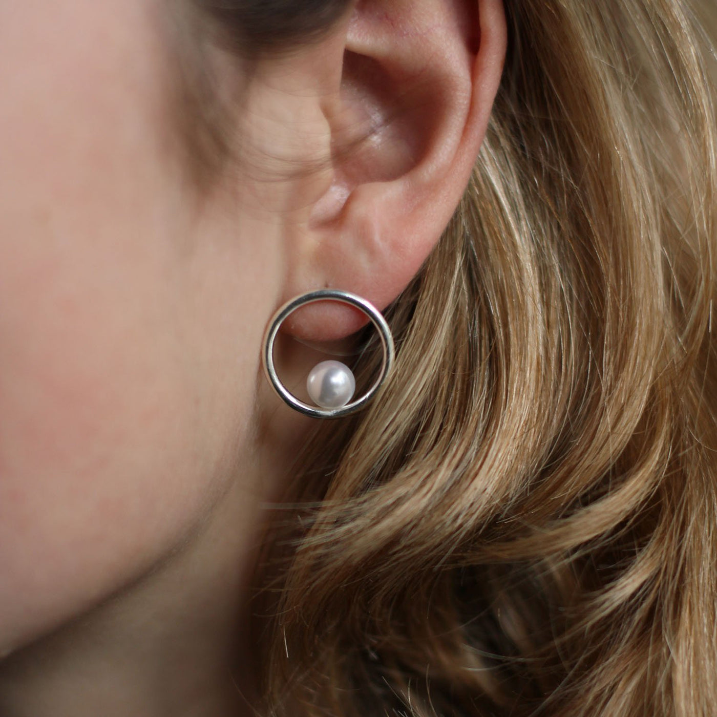 Silver circle stud earrings with pearls