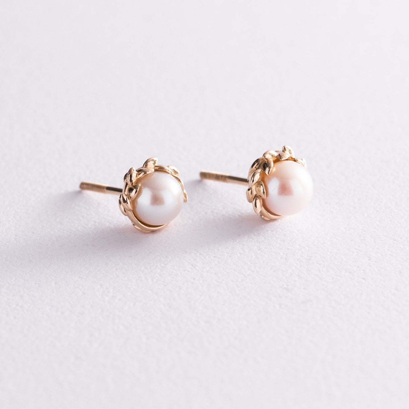 Gold stud earrings with pearls