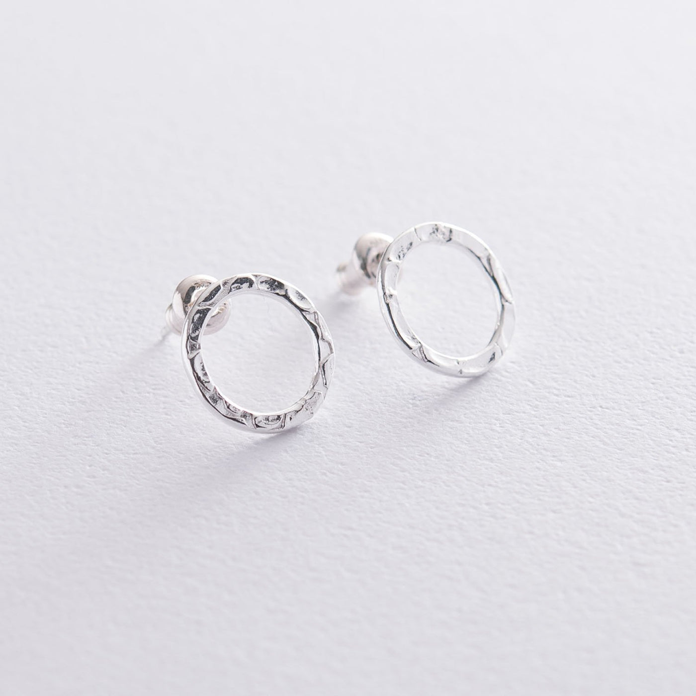 Silver shimmering earrings (1.2 cm)