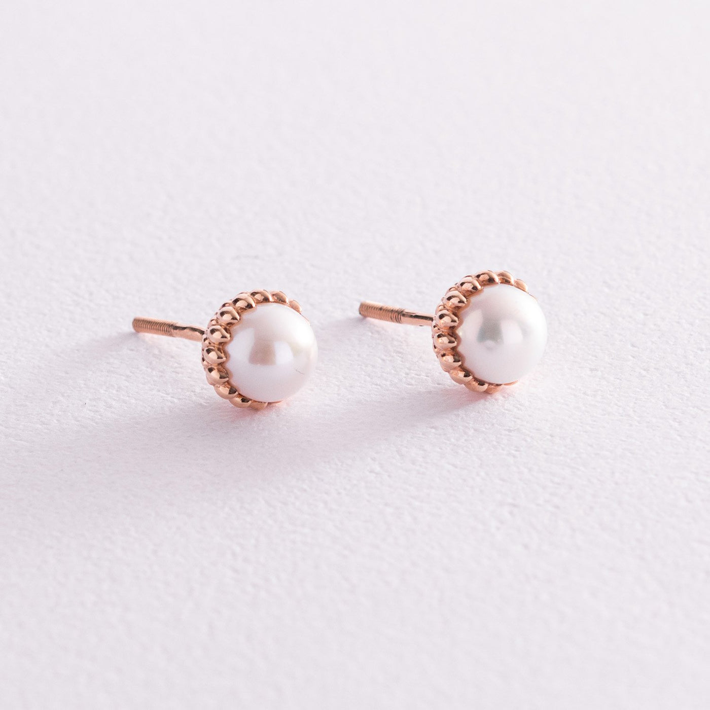 Gold stud earrings with pearls