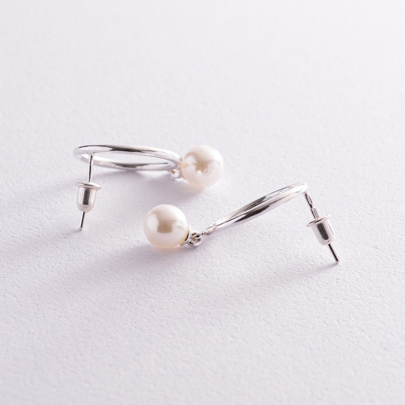 Silver circle stud earrings with pearls