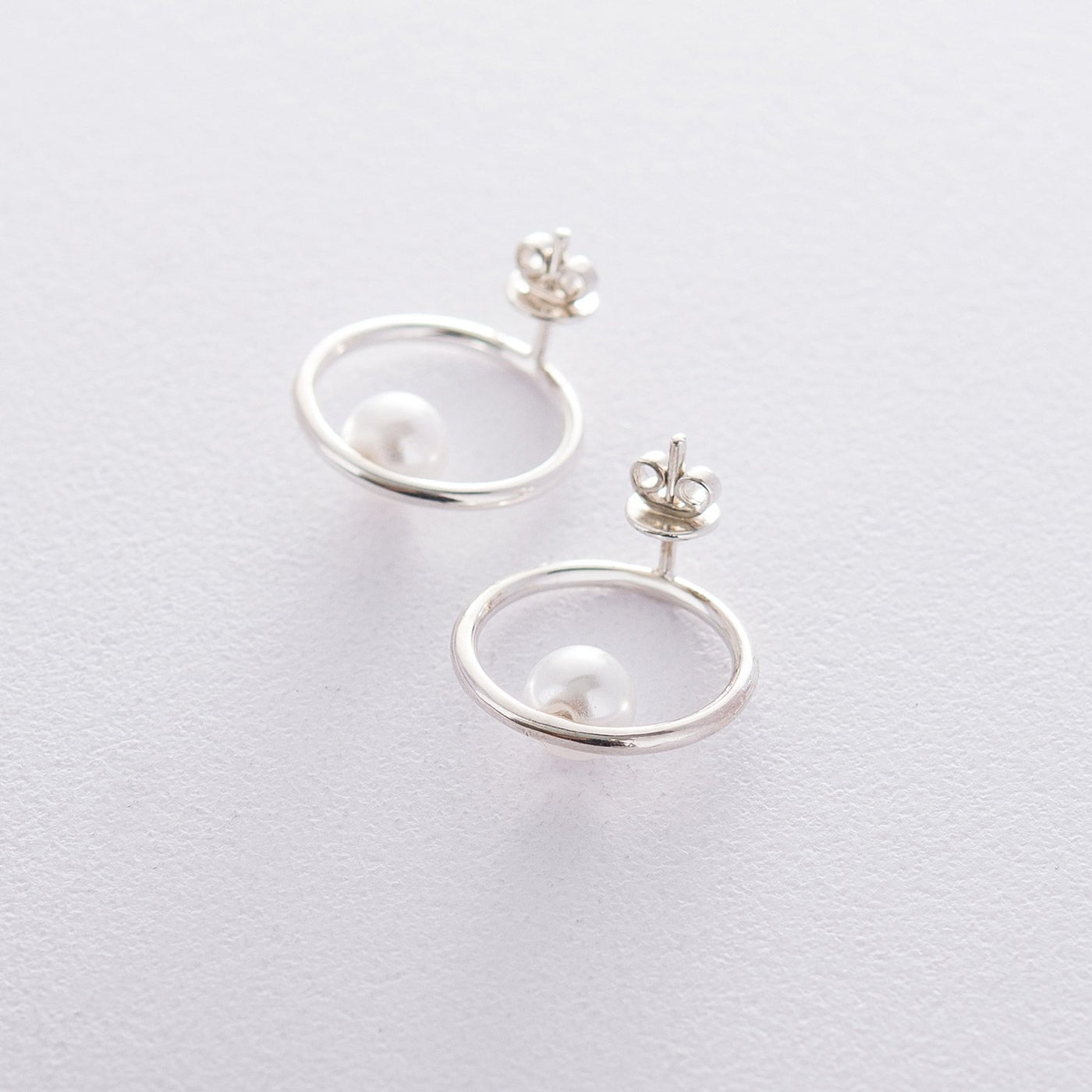 Silver circle stud earrings with pearls