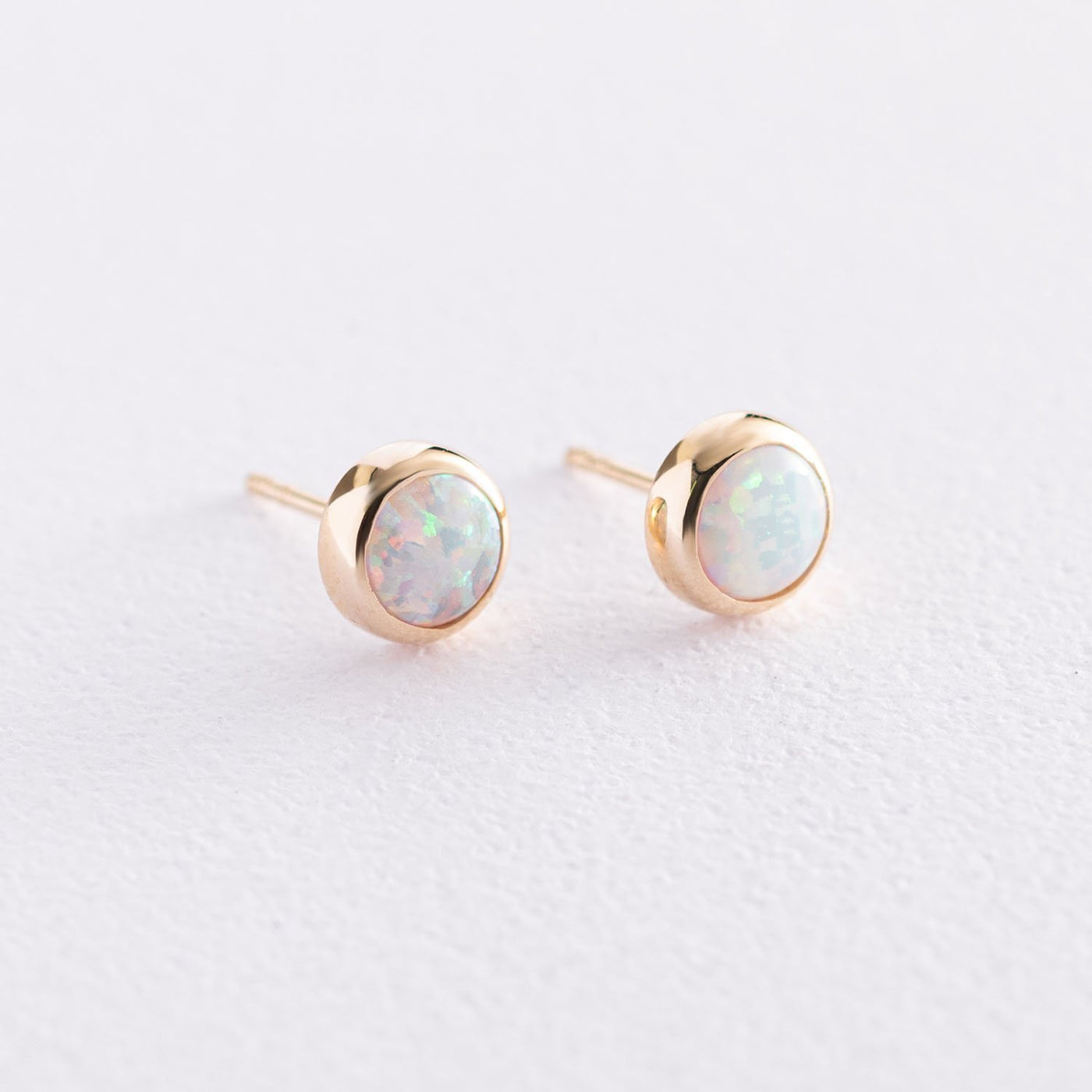 Gold stud earrings Shining (synthetic opal) 8 mm