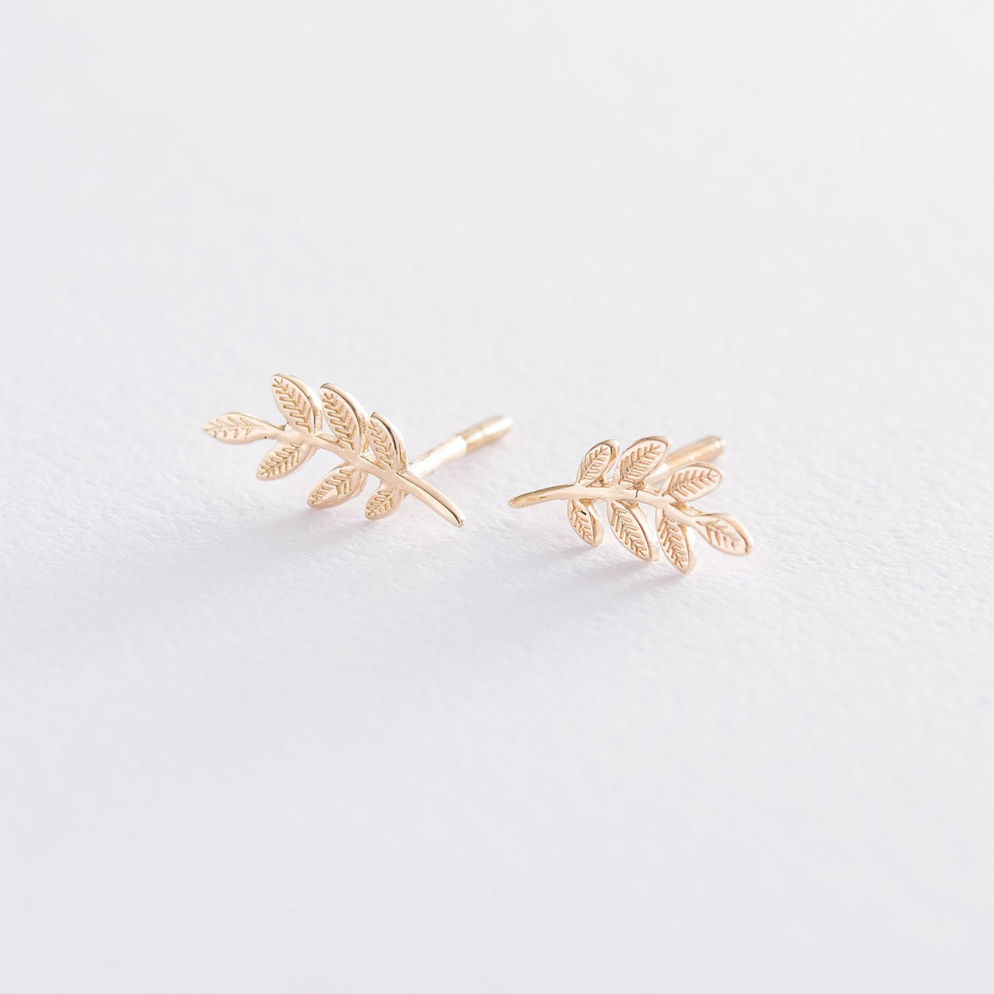 Gold stud leaves earrings