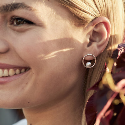 Silver circle stud earrings with pearls