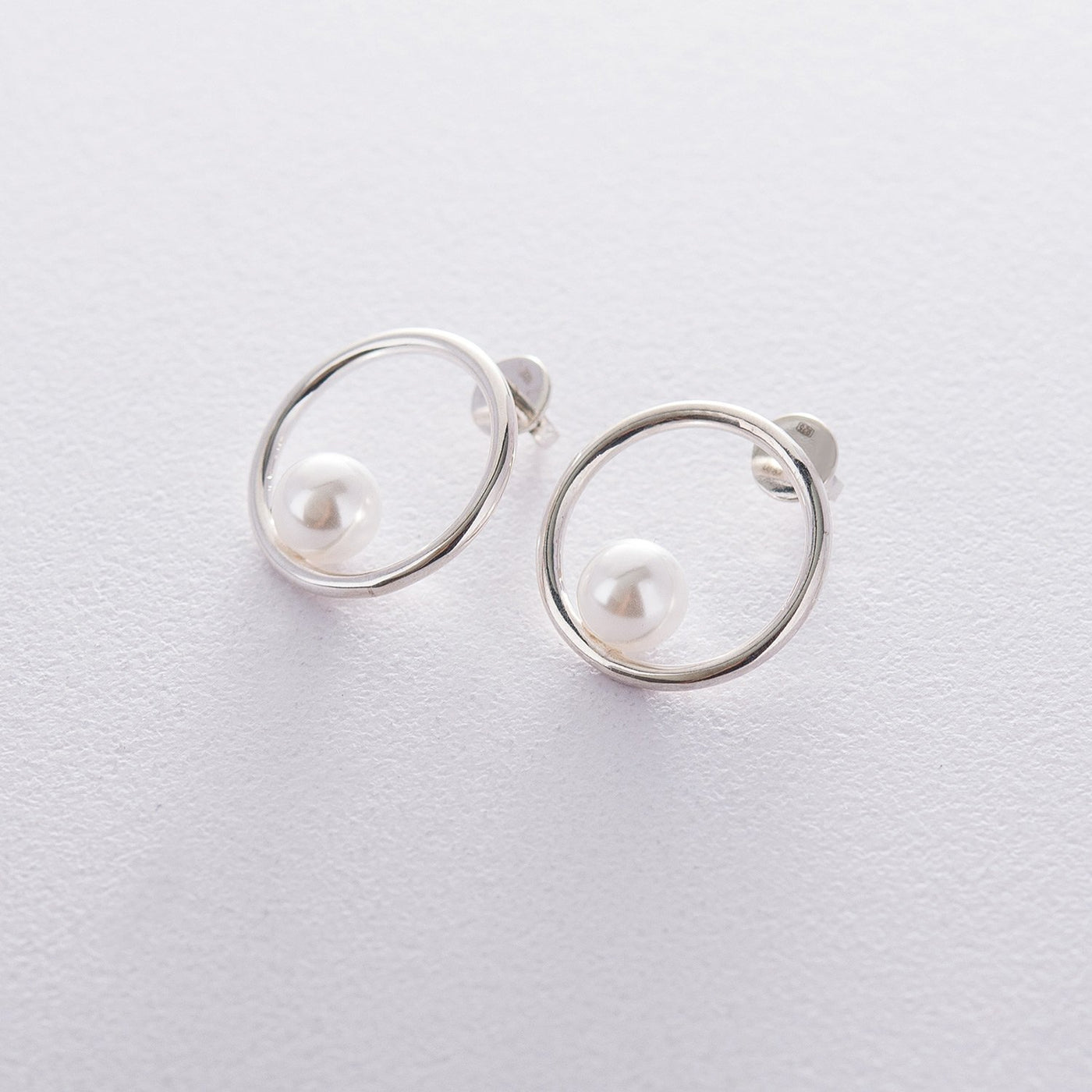 Silver circle stud earrings with pearls