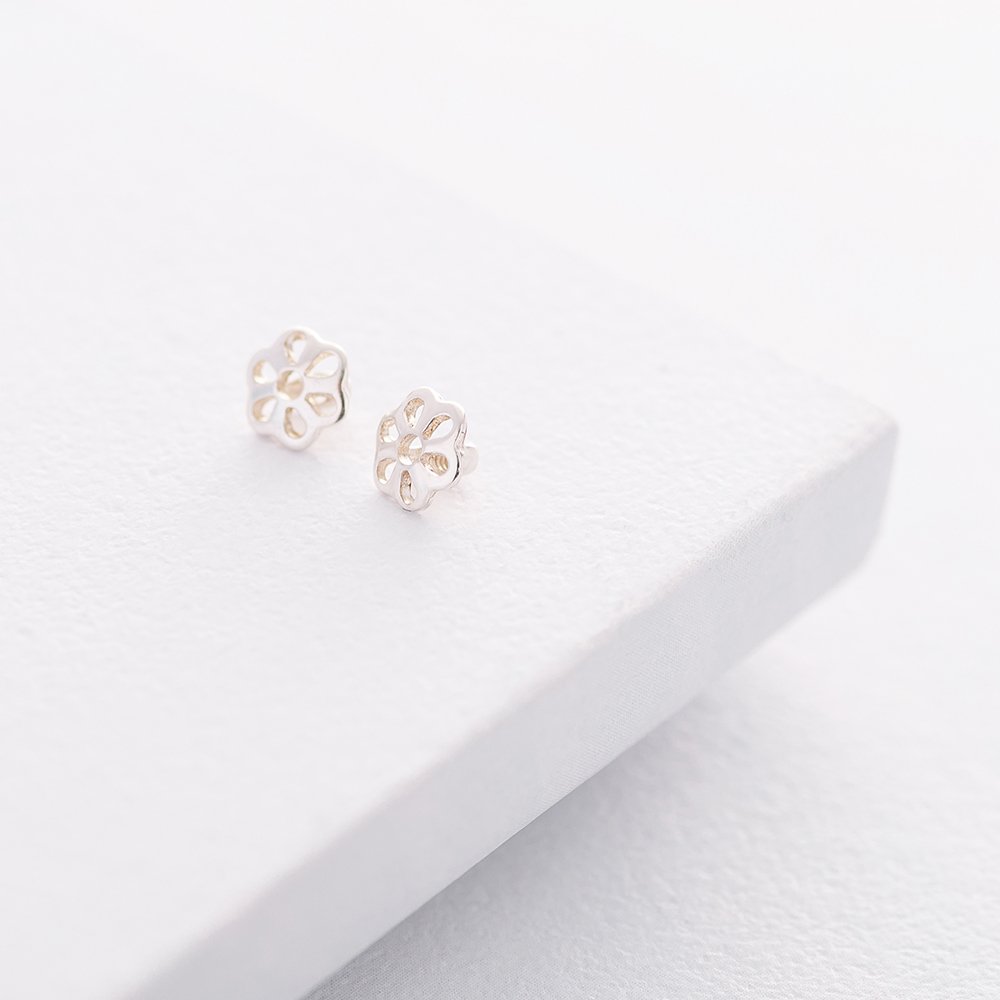 Silver stud earrings with nano sapphire