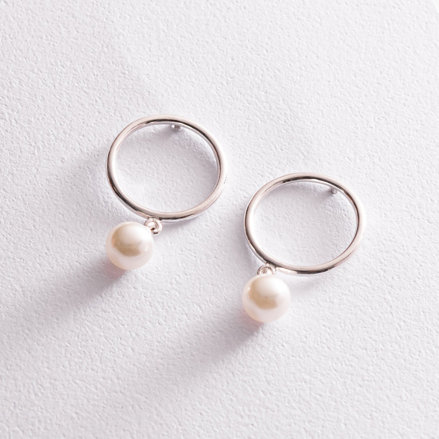 Silver circle stud earrings with pearls