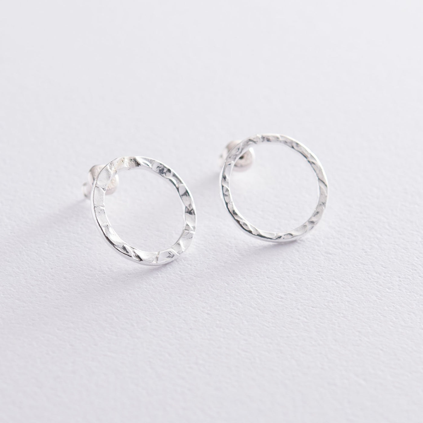 Silver shimmering earrings (1.6 cm)