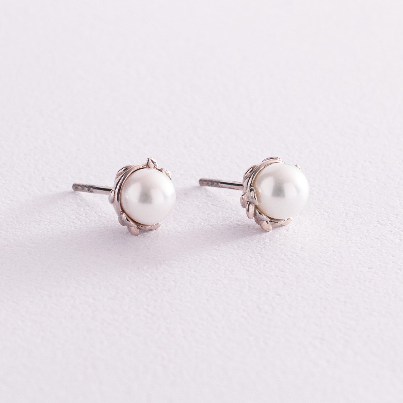 Gold stud earrings with pearls