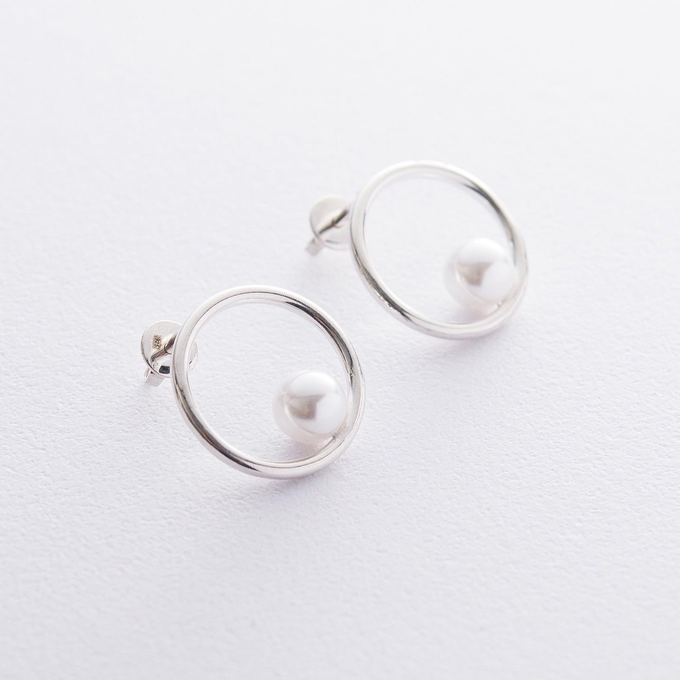 Silver circle stud earrings with pearls