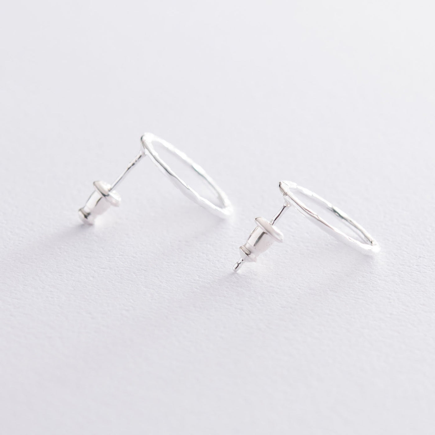 Silver shimmering earrings (1.6 cm)