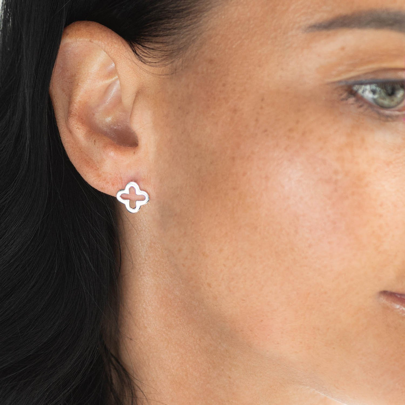 Silver clover stud earring