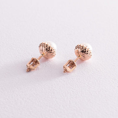 Gold stud earrings with pearls