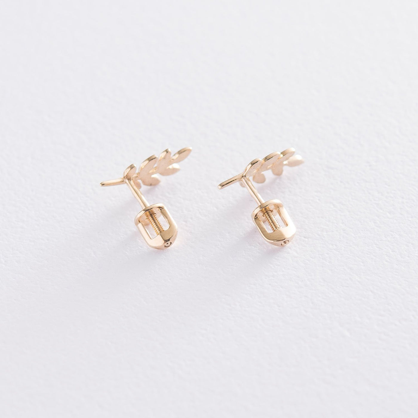 Gold stud leaves earrings