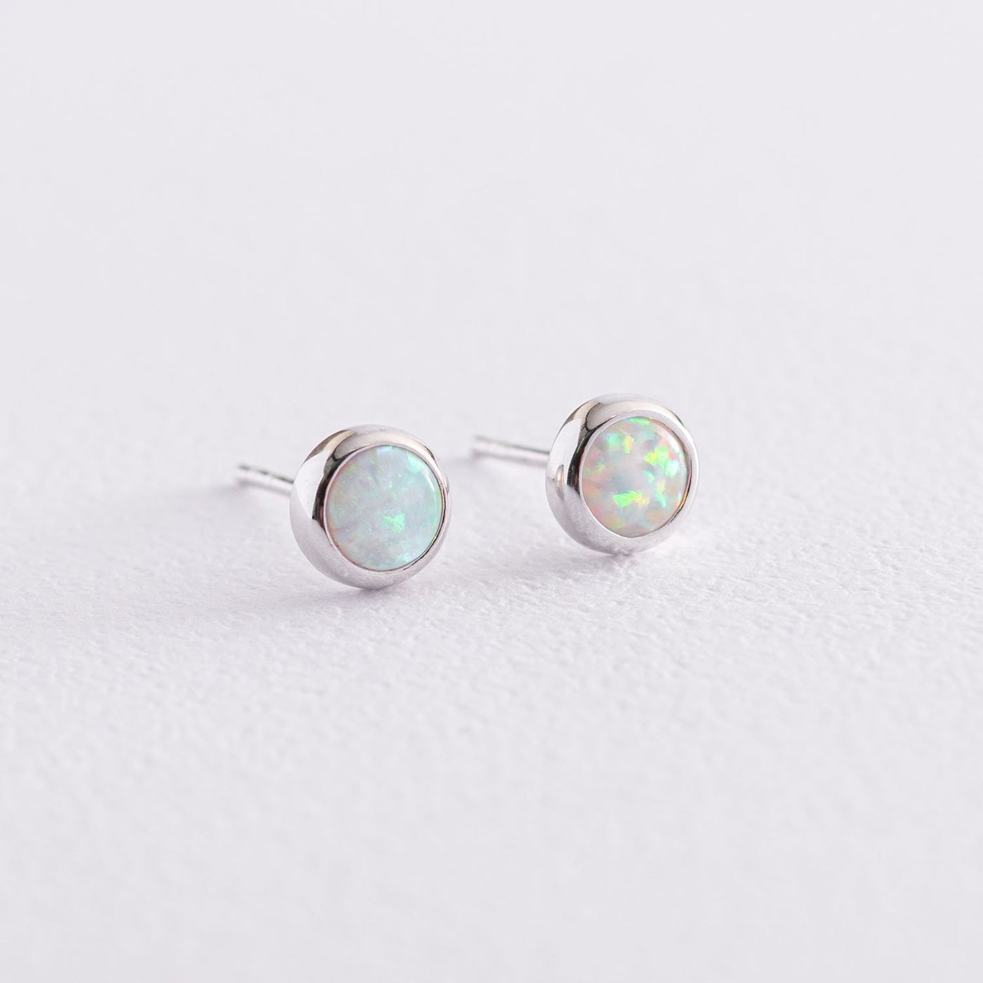 Gold Shining Stud earrings (synthetic opal) 6 mm