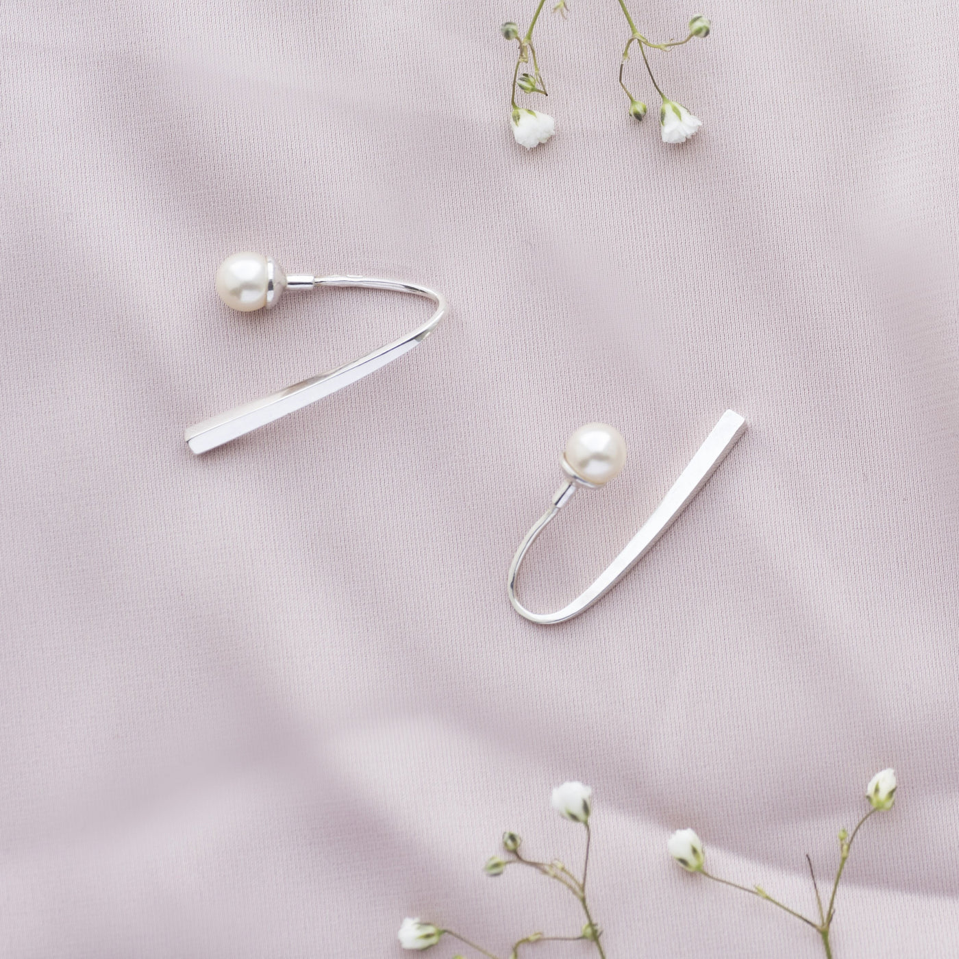 Silver earrings with pearls