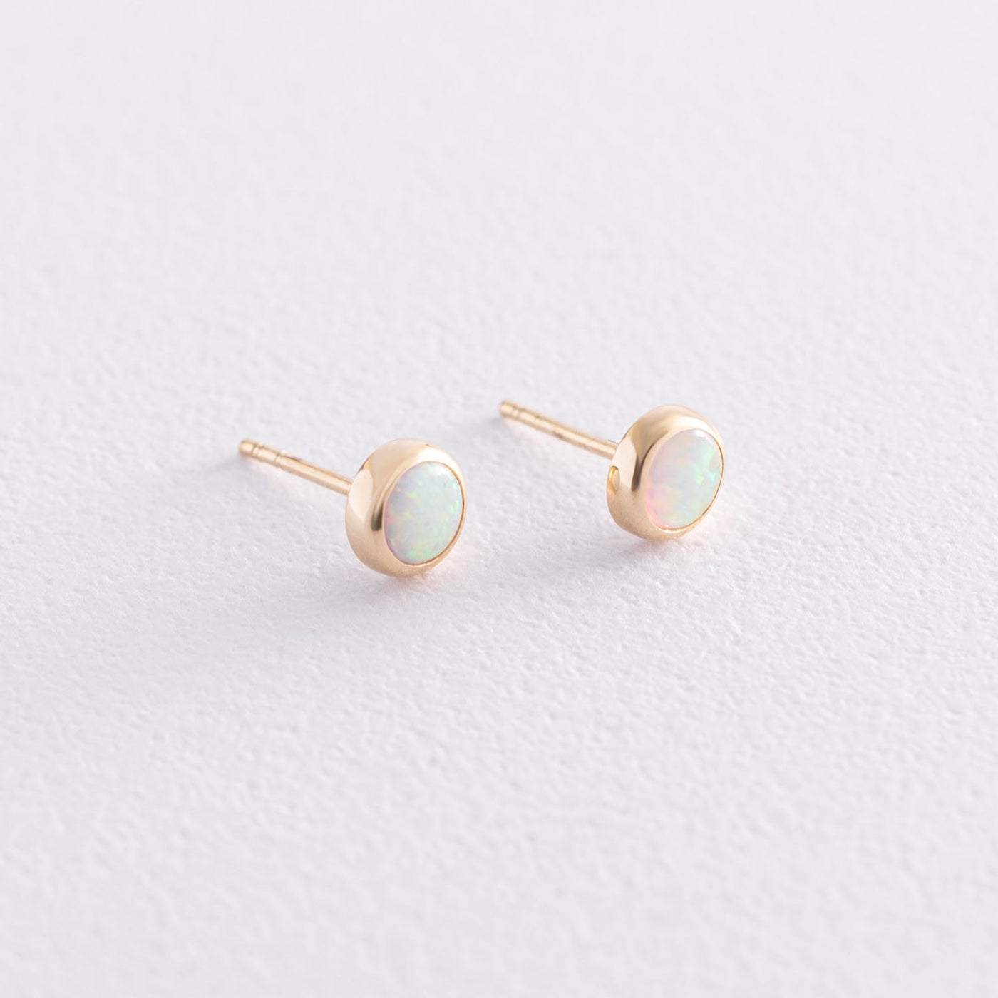 Gold Stud Earring Shining (synthetic opal) 6 mm