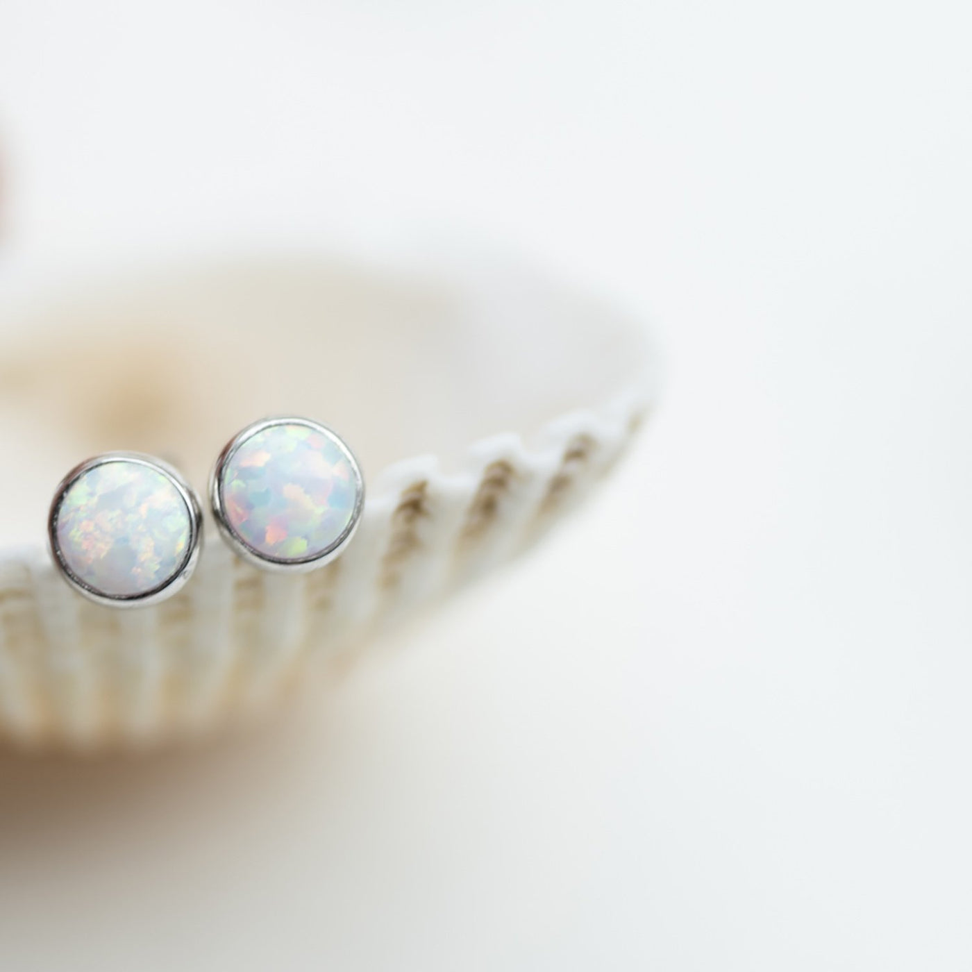 Gold Shining Stud earrings (synthetic opal) 6 mm