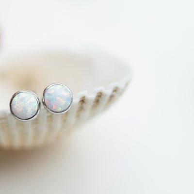 Gold Shining Stud earrings (synthetic opal) 6 mm