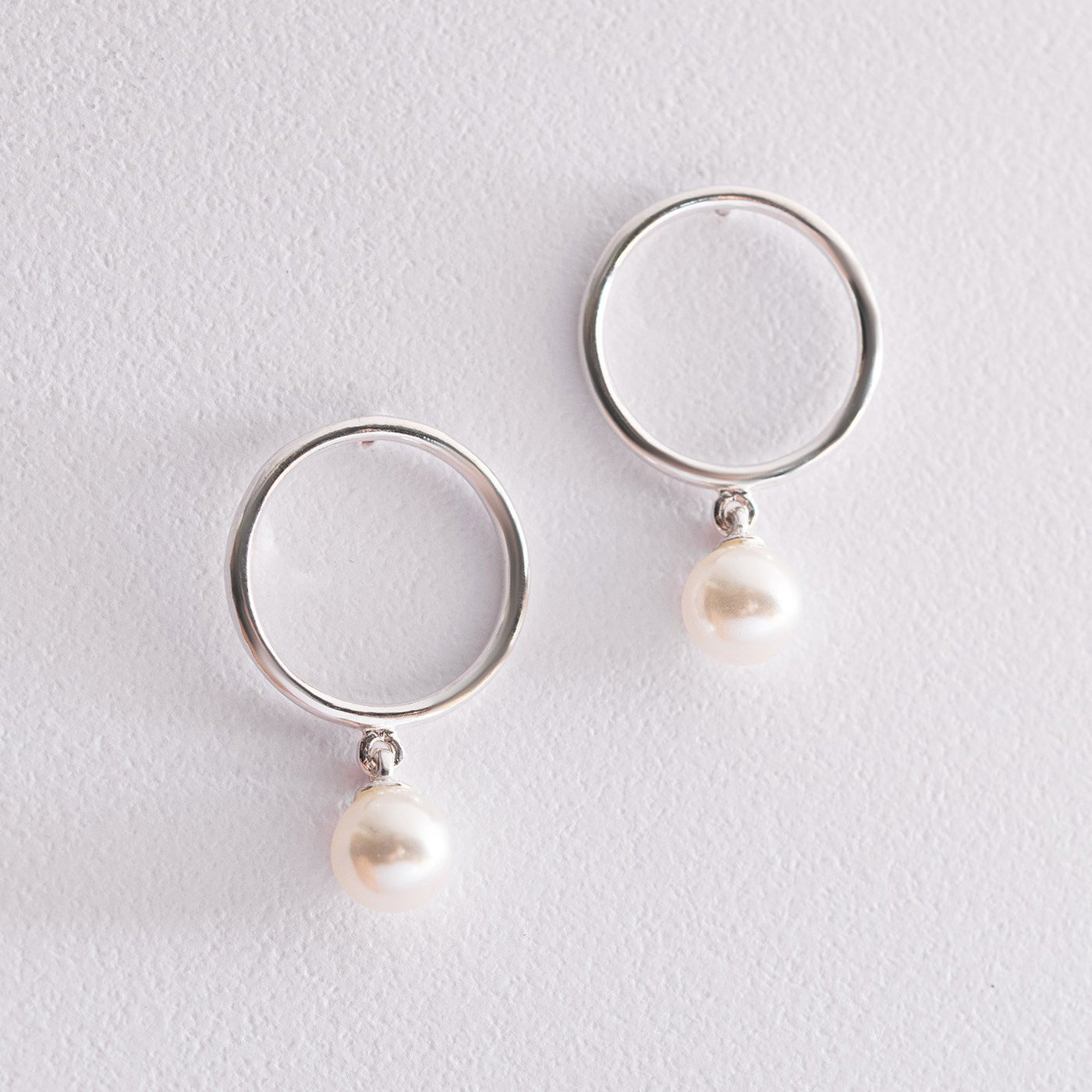 Silver circle stud earrings with pearls