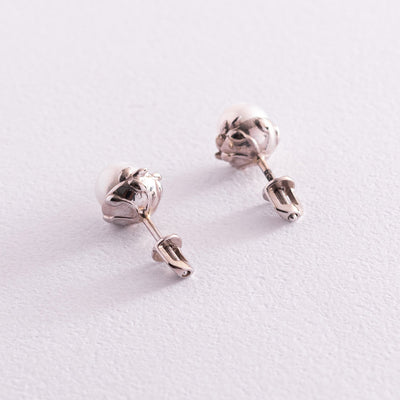 Gold stud earrings with pearls