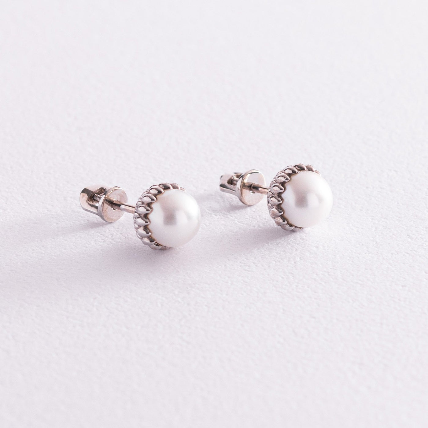 Gold stud earrings with pearls